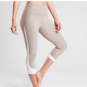 Gently Used XS ELATION SCALLOP CAPRI